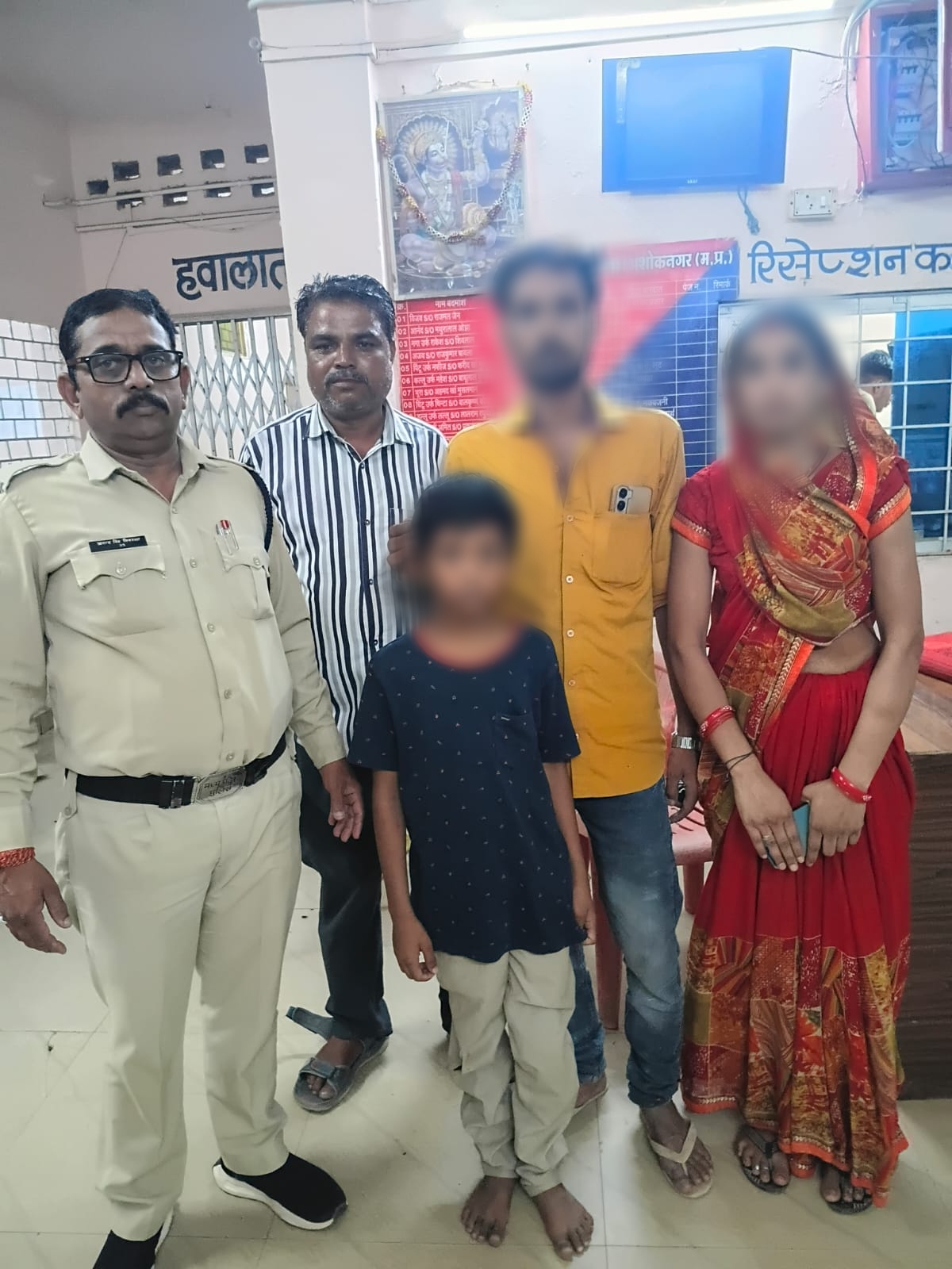 अशोकनगर के थाना कोतवाली क्षेत्र में माँ की डांट से नाराज होकर निकले 11 वर्षीय गुम बालक को,  डायल-112 जवानों ने परिजन से मिलाया। 